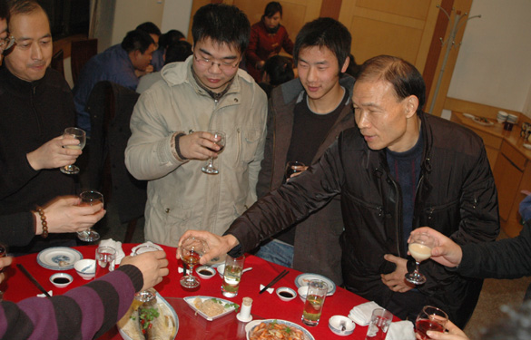 迎新春XPJ集团盛宴款待大学生