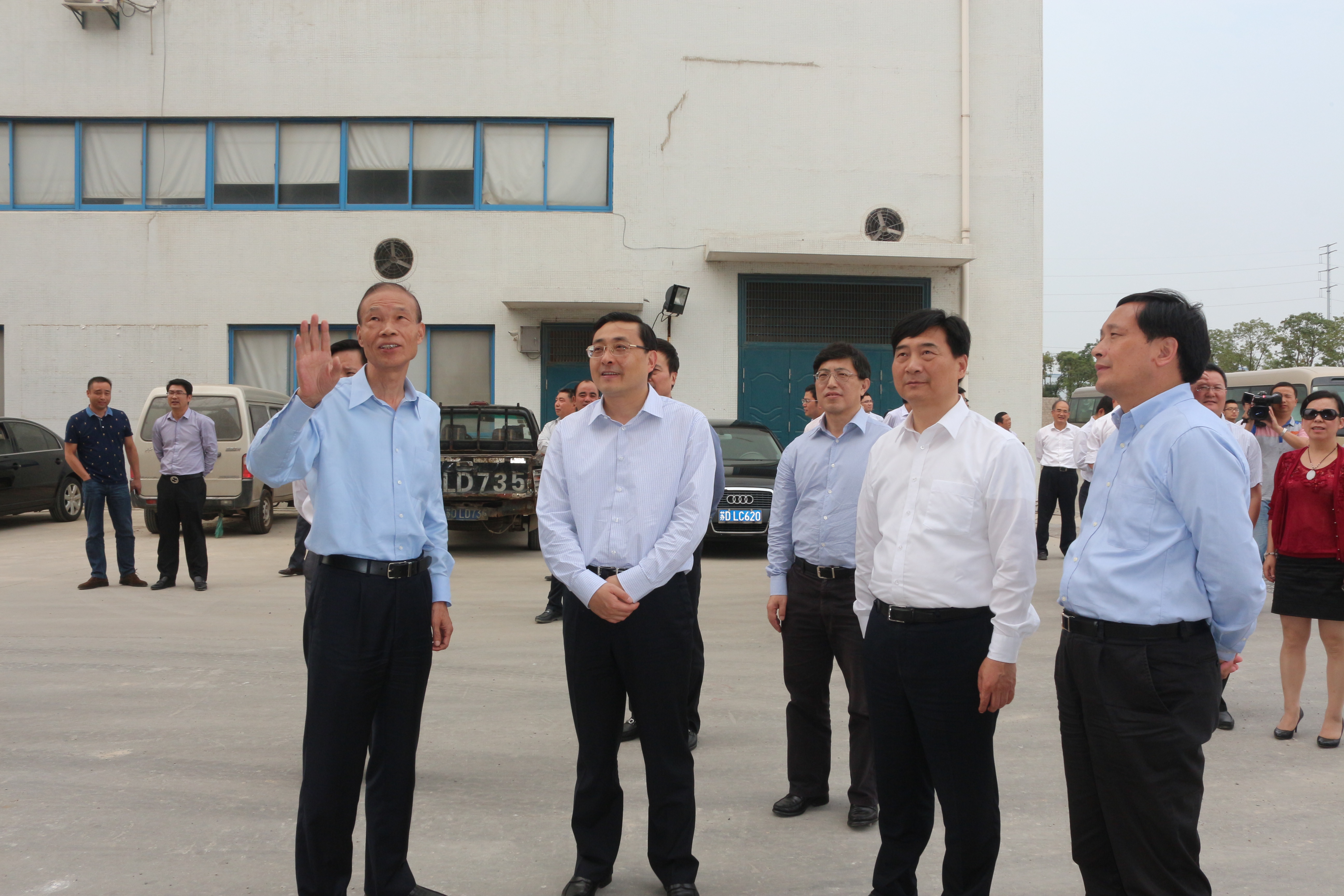10月10日，常州市市长费高云一行来XPJ电缆督查西厂区三期工程建设情况